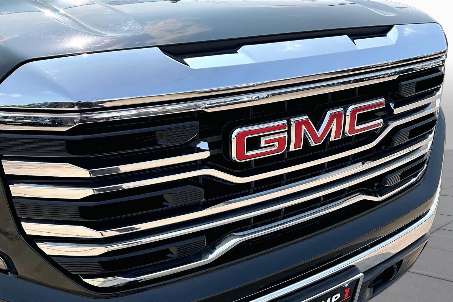Used 2025 Onyx Black GMC SLT image 30