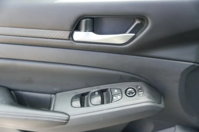 Used 2025 BLACK Nissan SV image 11