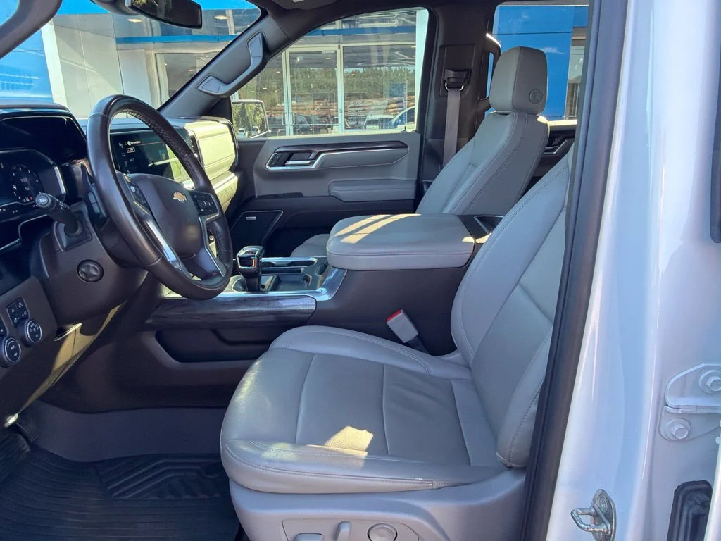 Used 2024 Iridescent Pearl Tricoat Chevrolet LTZ image 32