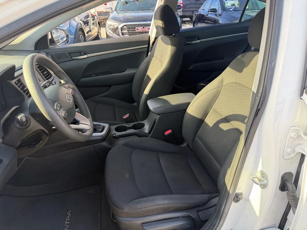 Used 2020 White Hyundai SE image 10