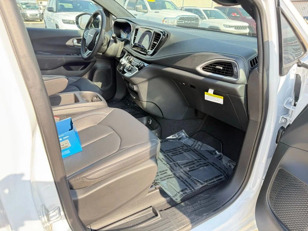 2025 Chrysler Pacifica Select - Photo 23