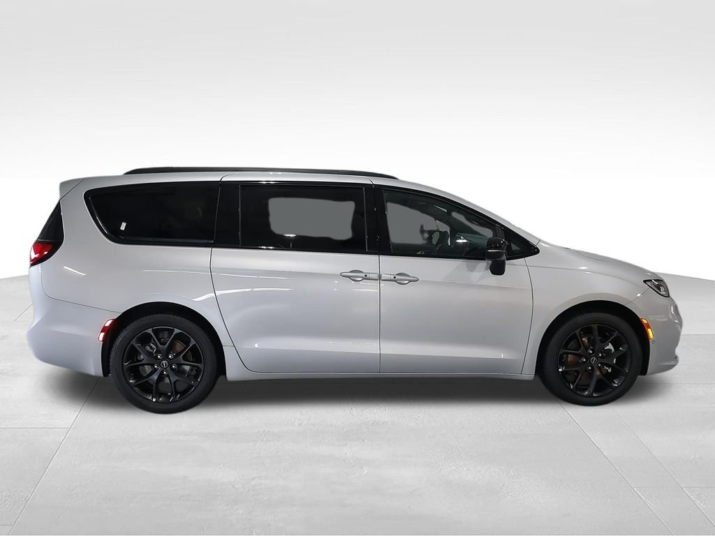 New 2026 Silver Mist Clear-Coat Exterior Paint Chrysler Limited image 9