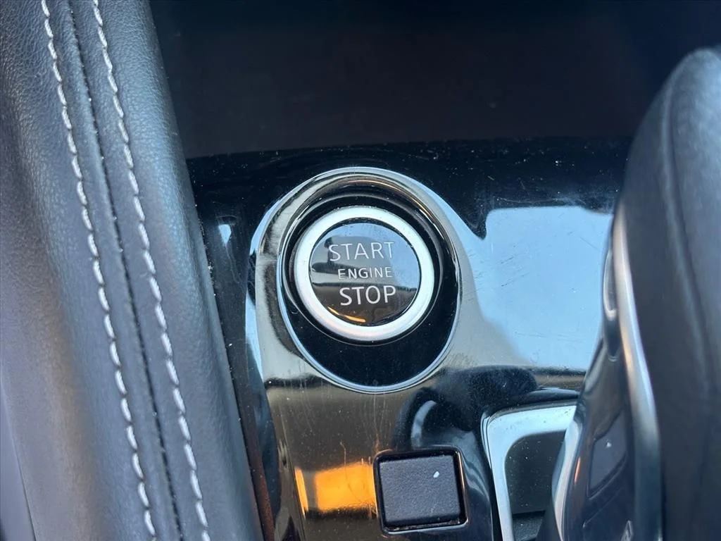 Used 2019 Blue Nissan SV image 17