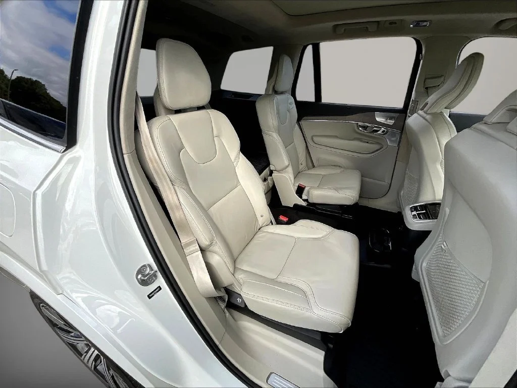 Used 2022 Crystal White Volvo T8 Inscription Extended Range 6P image 25