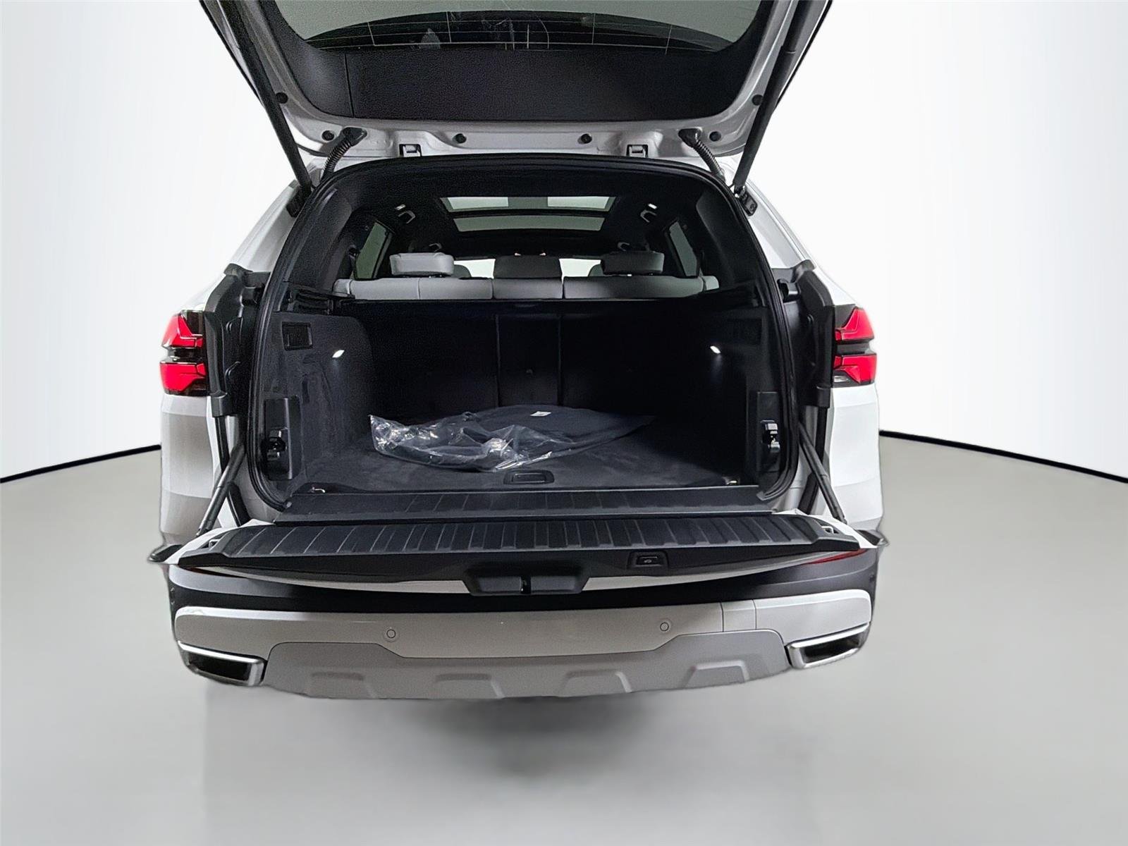 New 2026 Mineral White Metallic BMW xDrive40i image 24