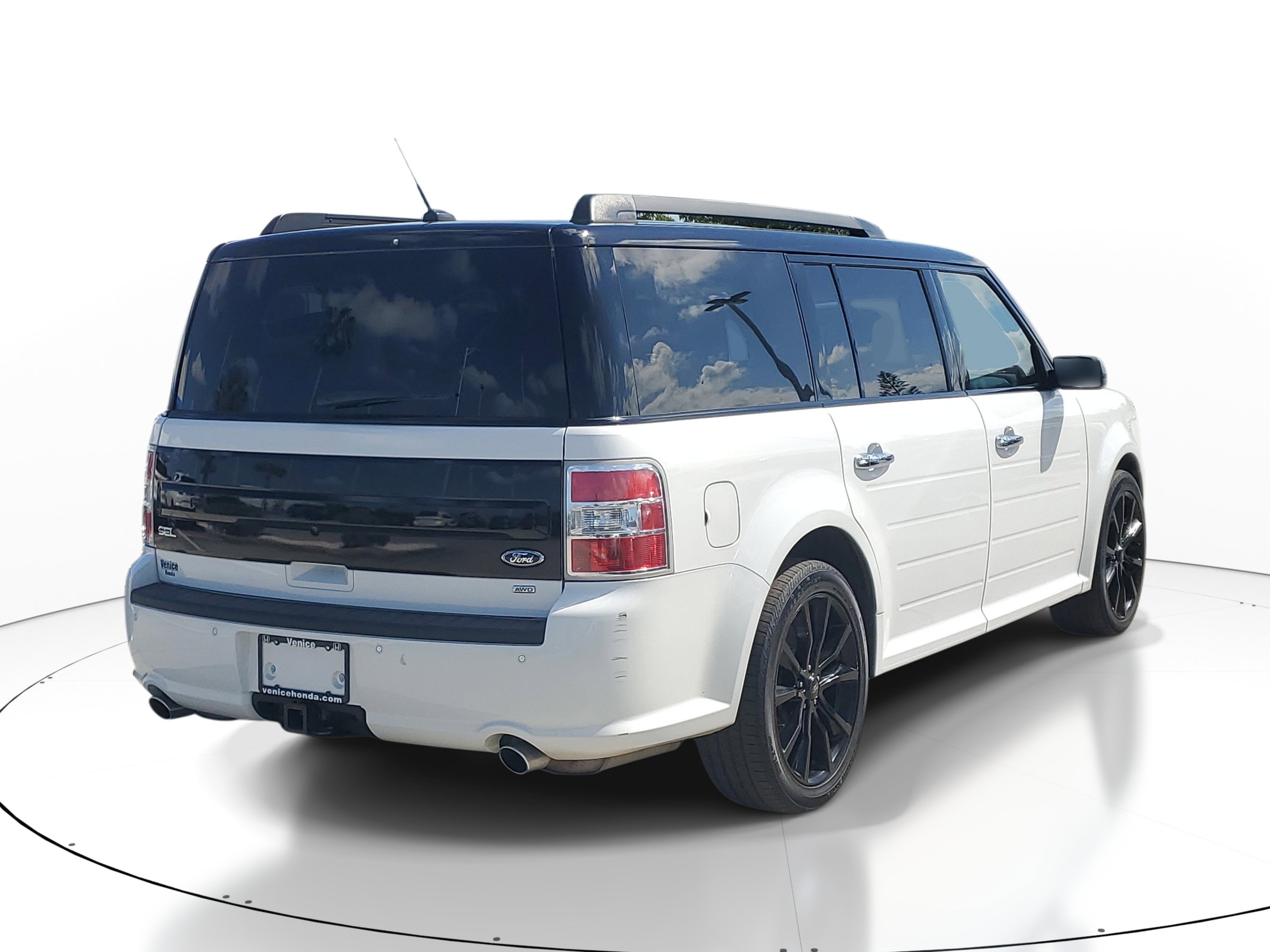 Used 2019 Oxford White Ford SEL image 5