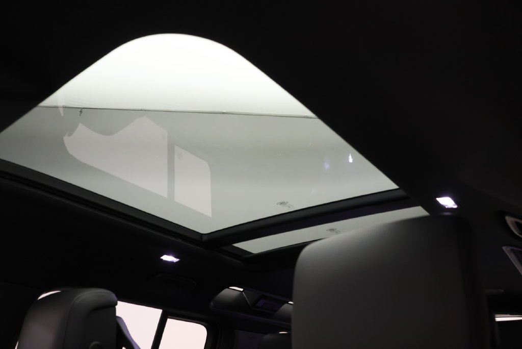 New 2026 Woolstone Green Land Rover X-Dynamic SE image 13