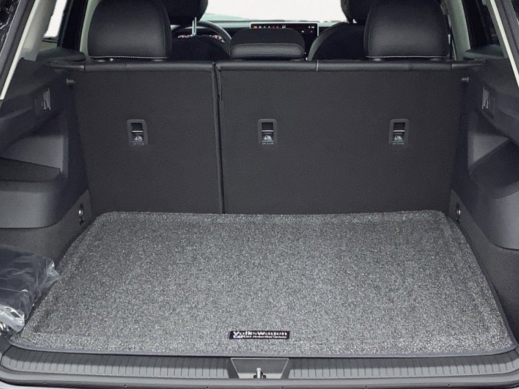 New 2026 PLATINUM GRAY Volkswagen SE image 28