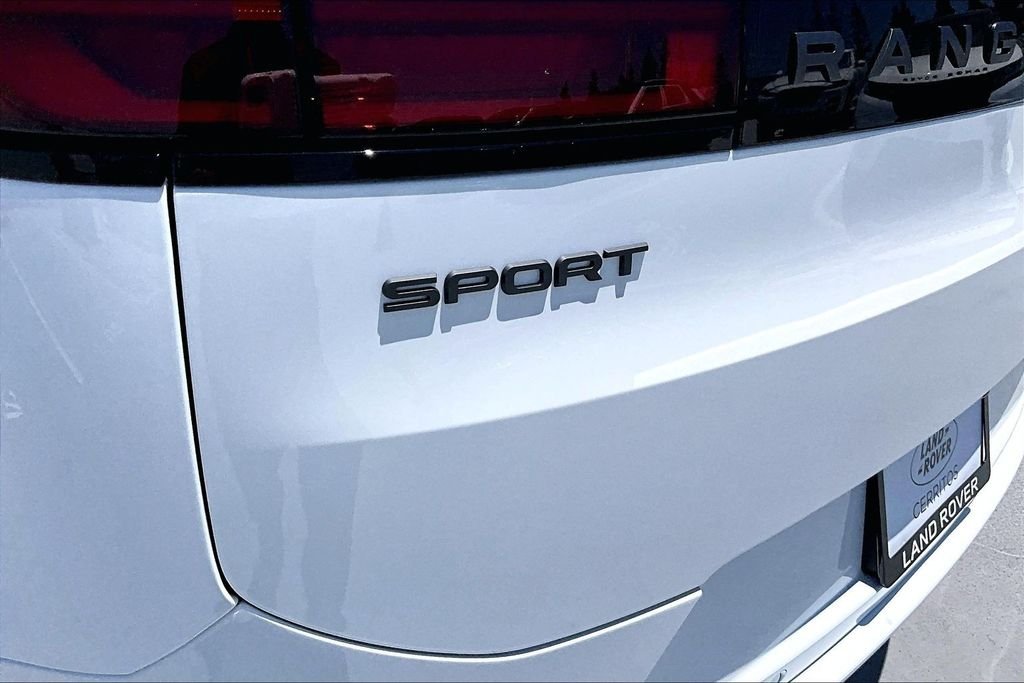 New 2026 FUJI WHITE Land Rover Dynamic SE image 9