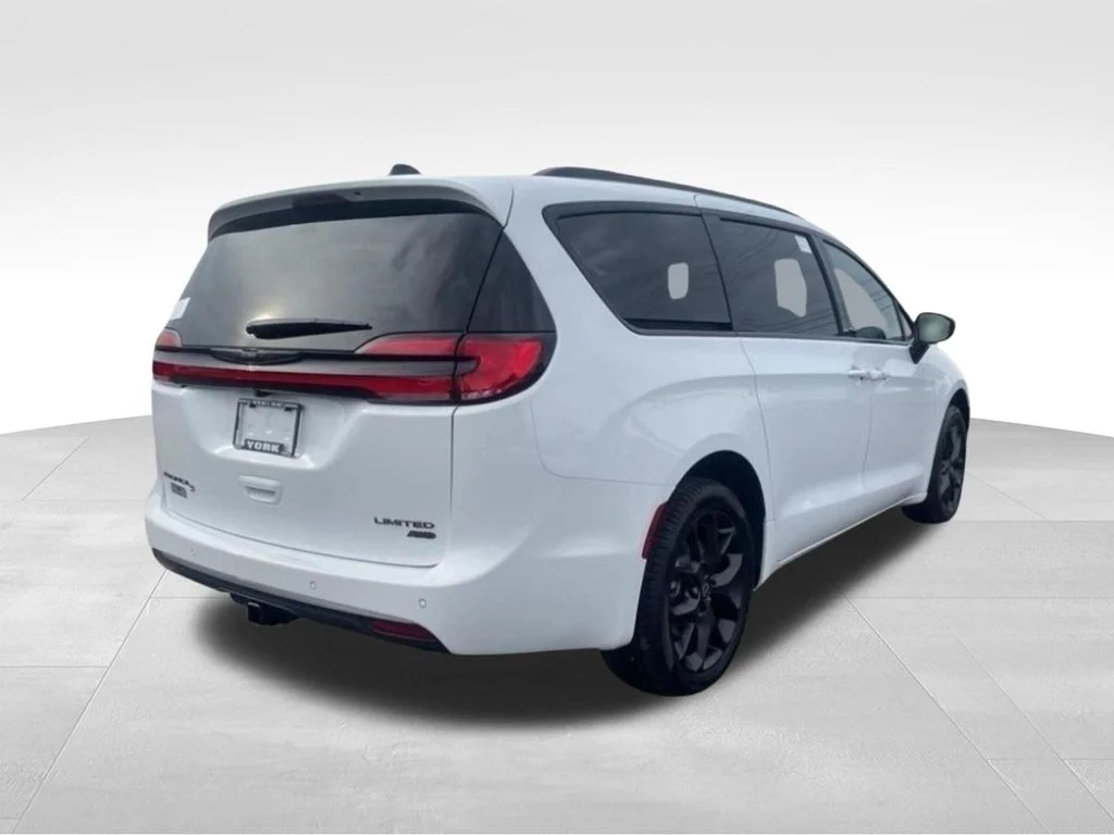 New 2026 Bright White Clear-Coat Exterior Paint Chrysler Limited image 5