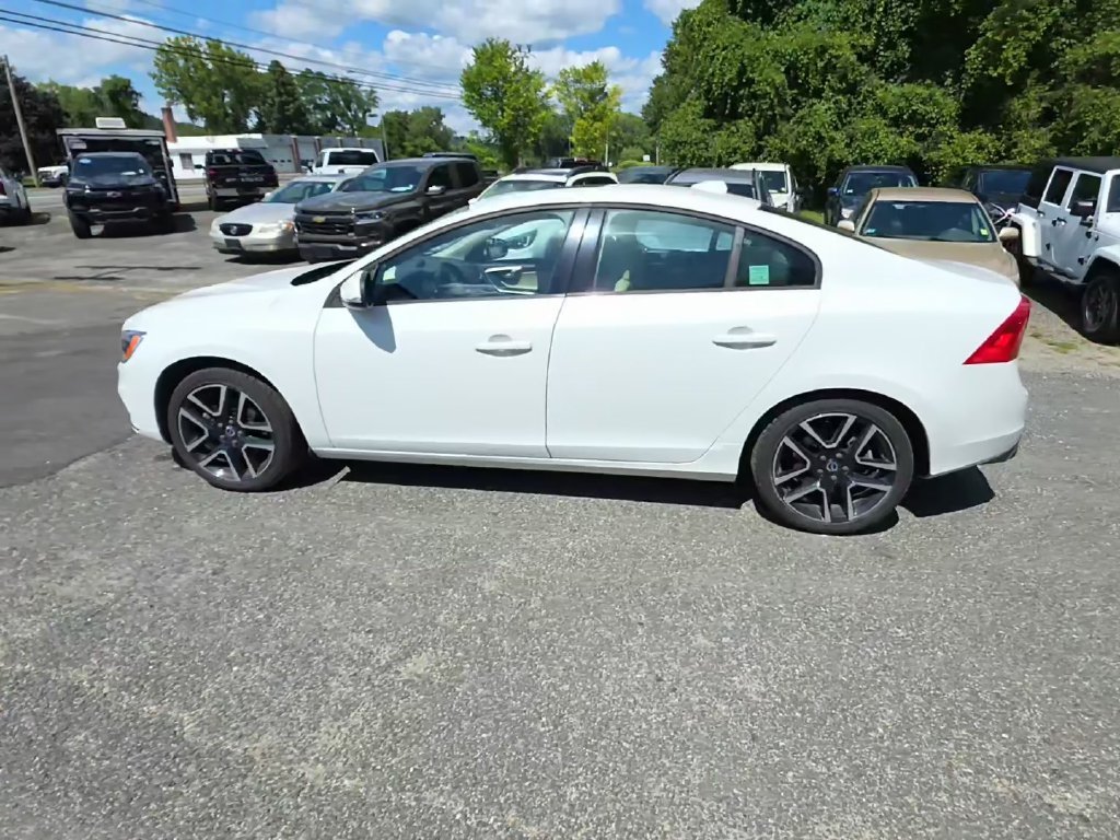 Used 2018 White Volvo T5 Dynamic image 5