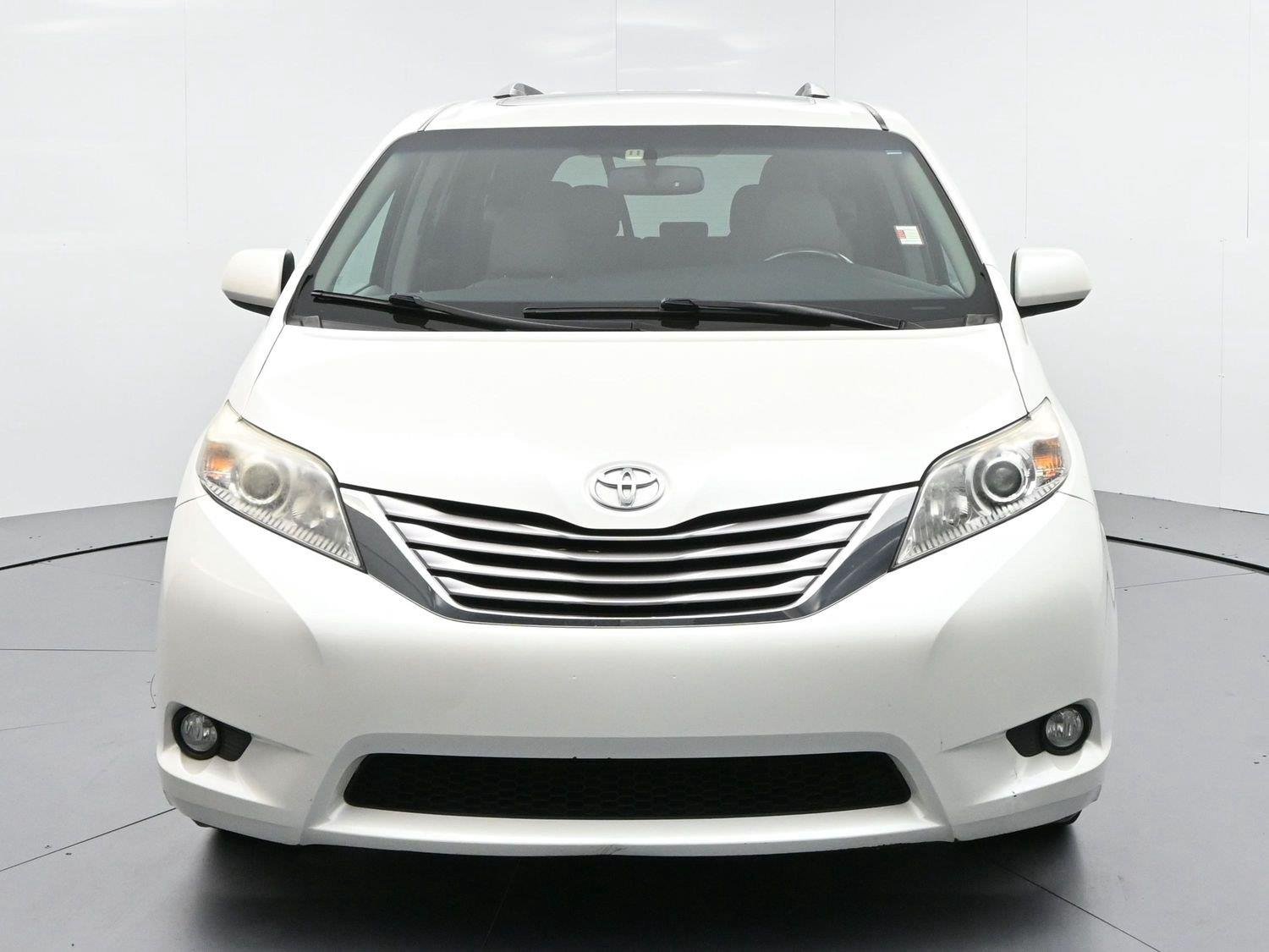 Used 2017 Blizzard Pearl Toyota XLE image 2