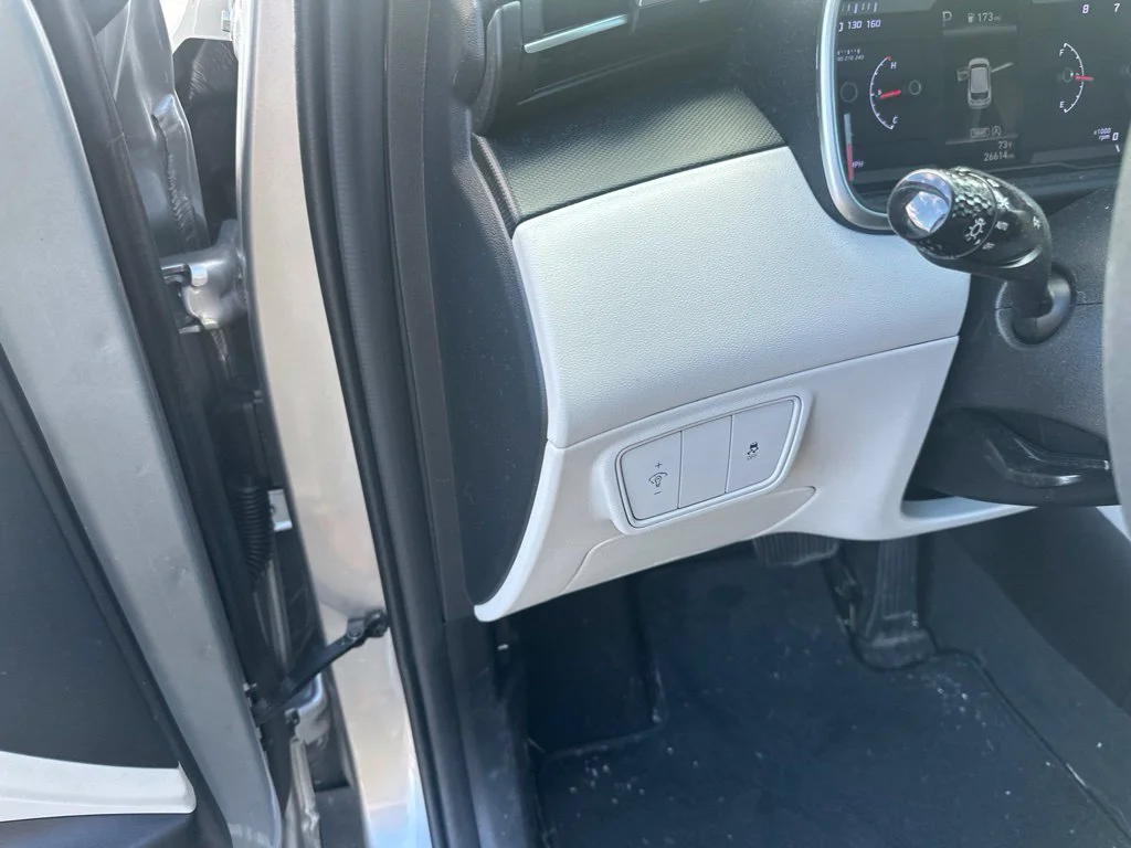 Used 2022 Shimmering Silver Hyundai SE image 18