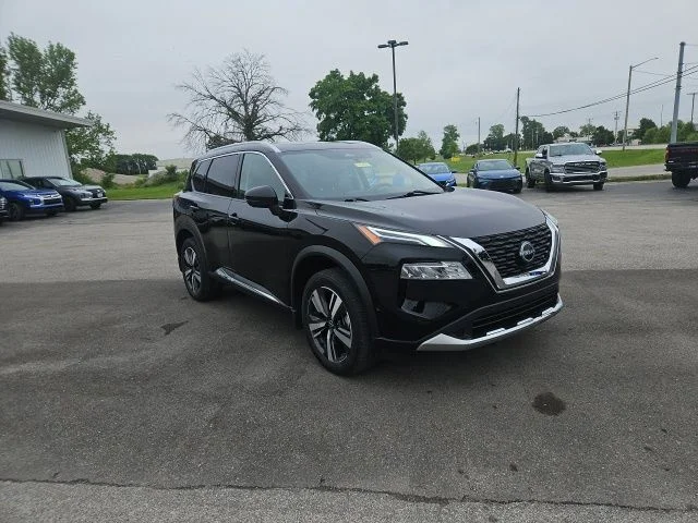 Used 2023 Black Nissan Platinum image 4
