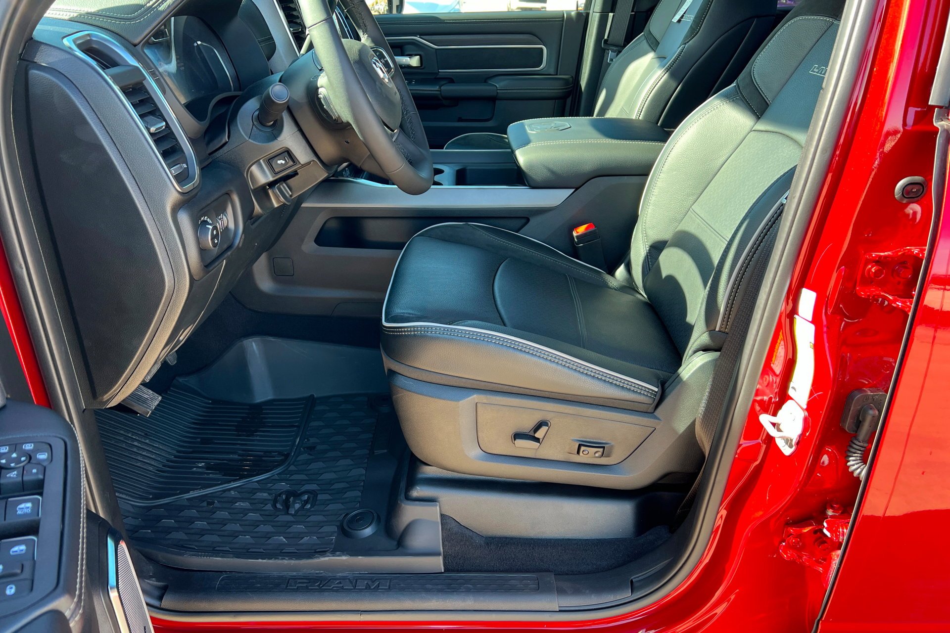 New 2026 Molten Red Pearl-Coat Exterior Paint RAM Laramie image 18