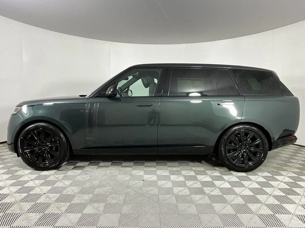 New 2026 Belgravia Green Land Rover Autobiography image 6