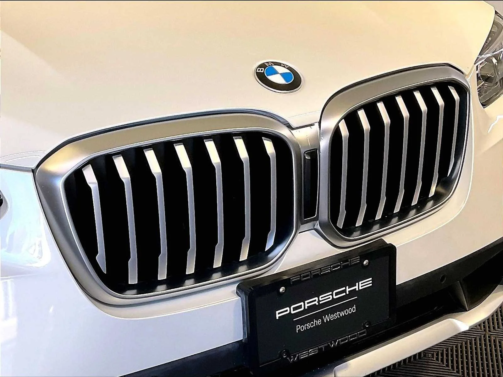 Used 2023 Mineral White Metallic BMW xDrive30i image 34