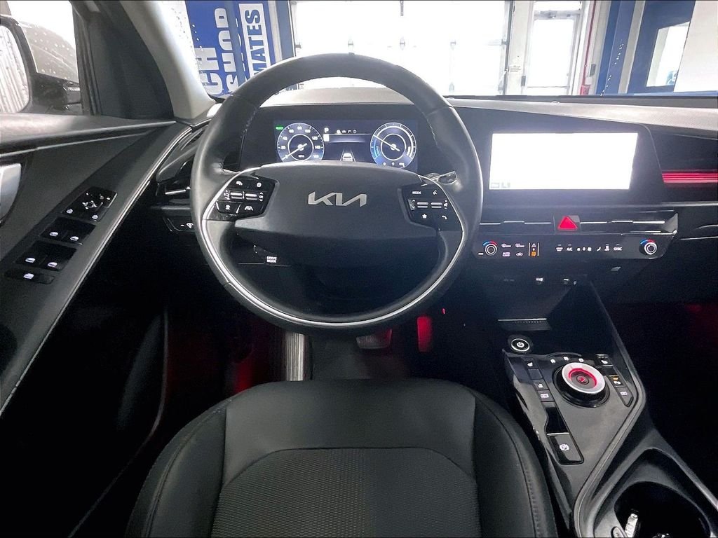 Used 2023 White Kia Wind image 17