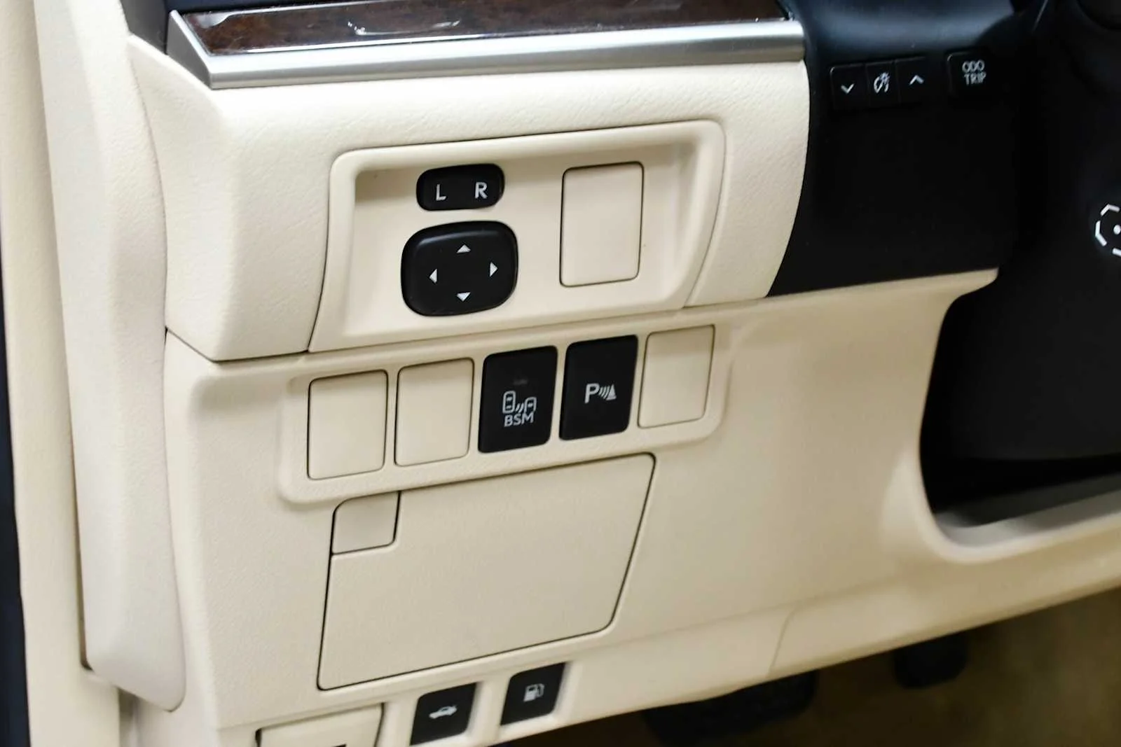 Used 2015 Starfire Pearl Lexus  image 16
