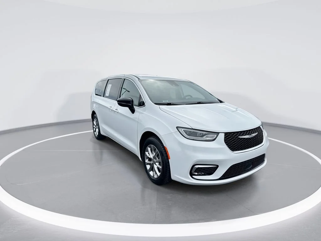 Used 2024 White Chrysler Touring L image 2