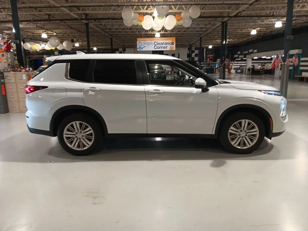 Used 2024  Mitsubishi ES image 10