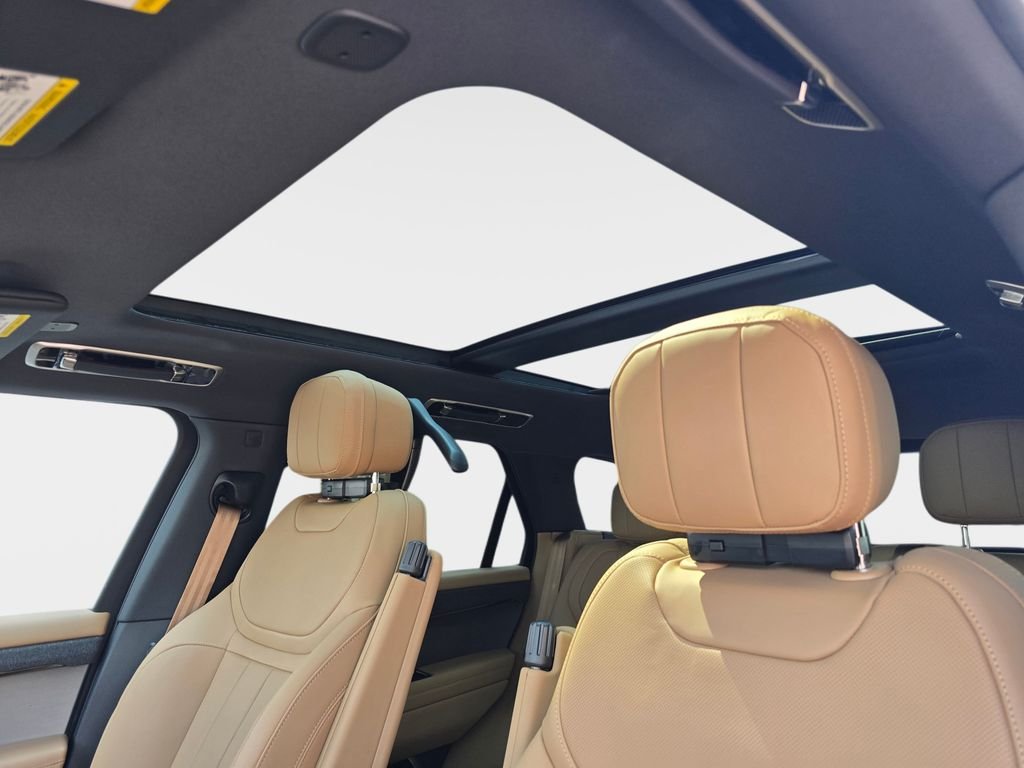 New 2026 Fuji White LAND ROVER SE image 31