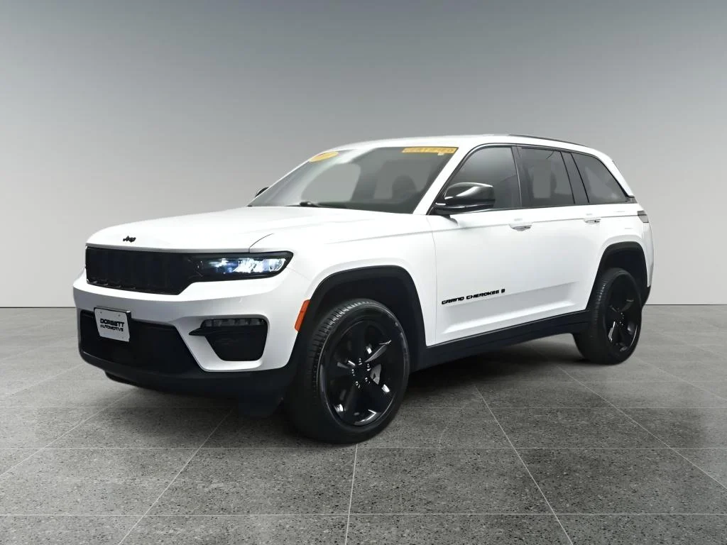 Used 2025 Bright White Clearcoat Jeep Limited image 1