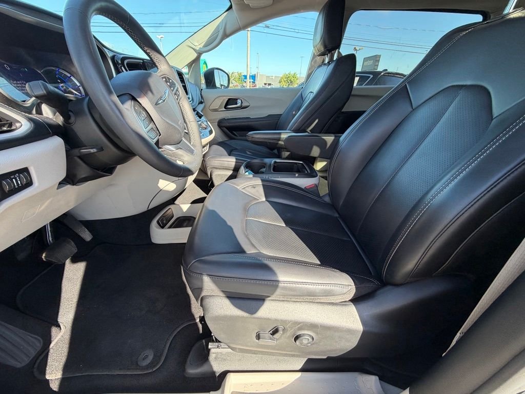 Used 2023 Silver Chrysler Touring L image 11