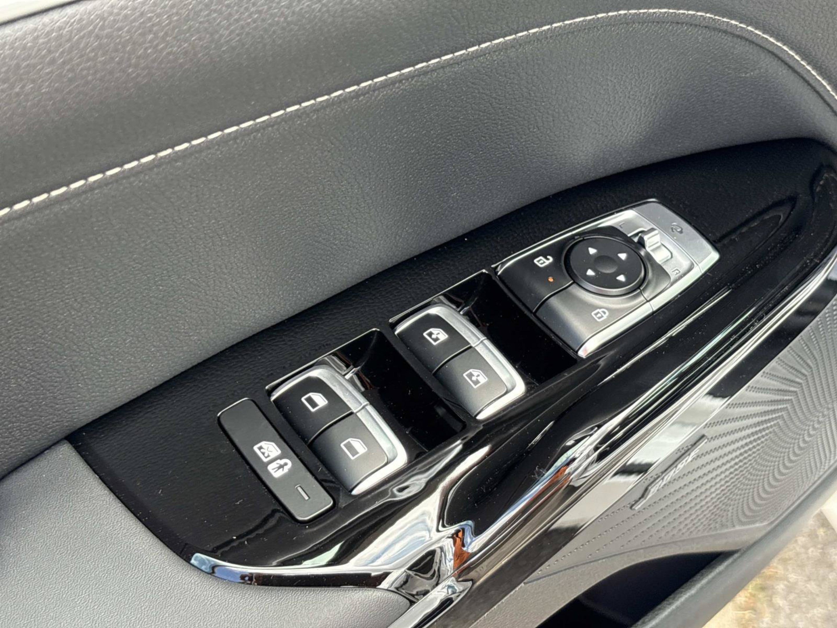 New 2027 Snow White Pearl Kia GT-Line image 17