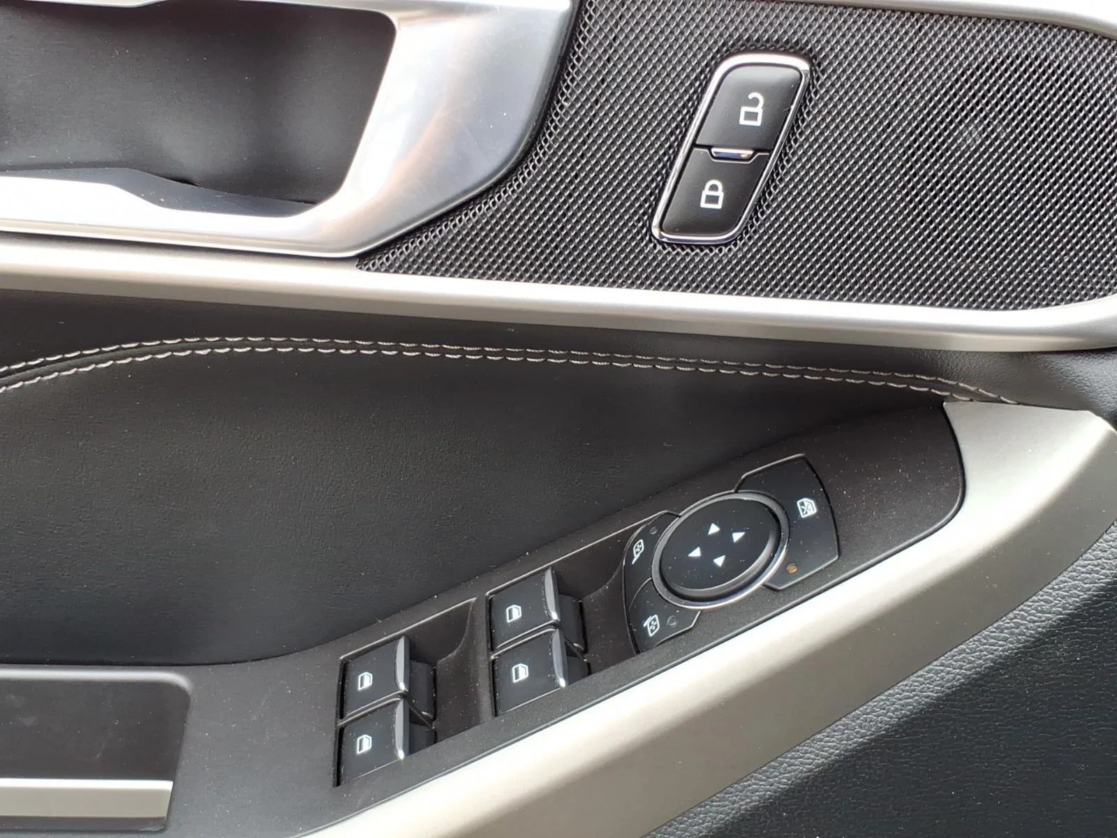 Used 2023 Agate Black Metallic Ford XLT image 12