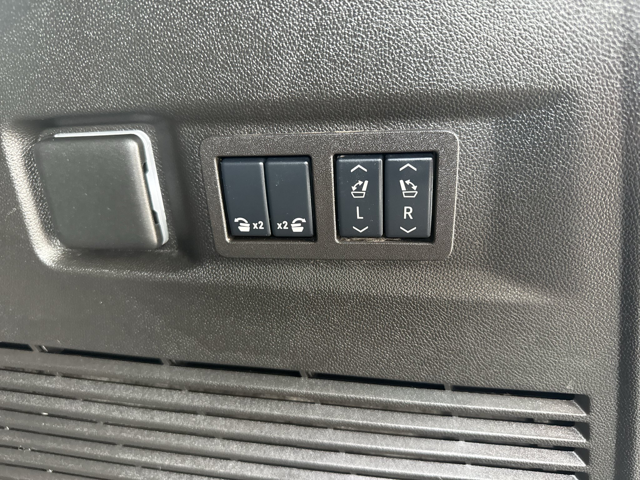 Used 2025 Onyx Black GMC Denali image 20