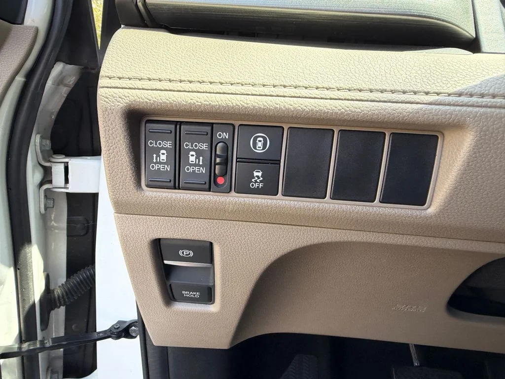 Used 2023 Platinum White Pearl Honda EX image 19