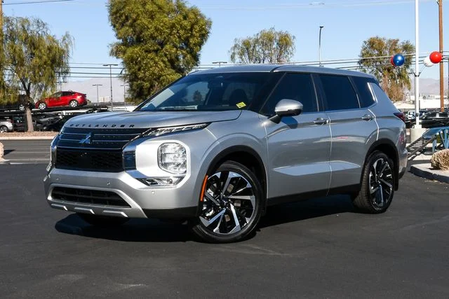 2023 Mitsubishi Outlander SE 2WD's photo