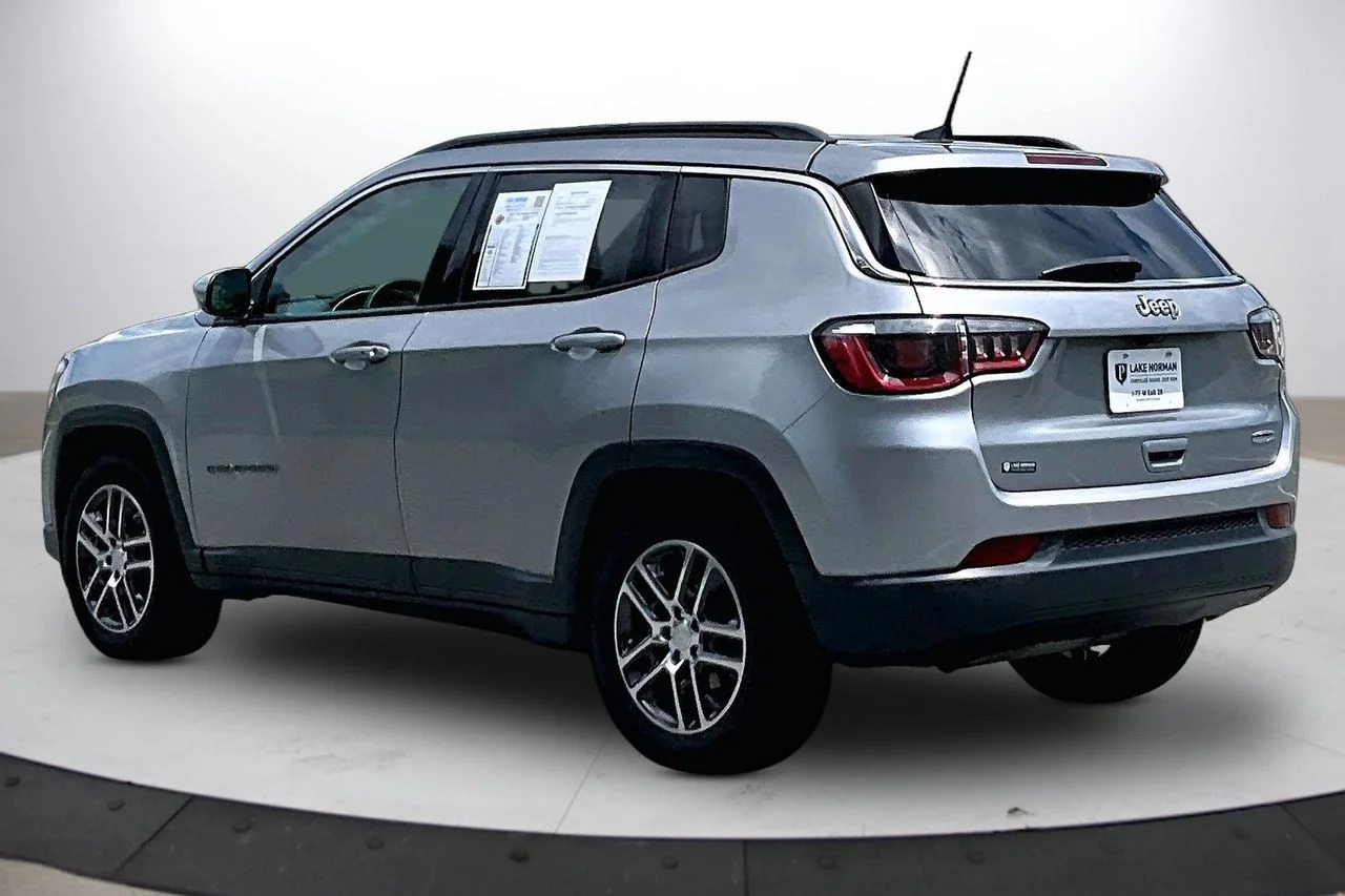 Used 2019 Silver Jeep Latitude image 7