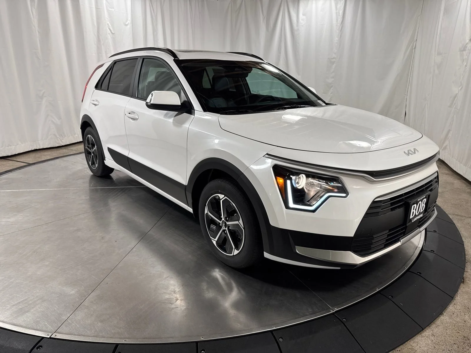 New 2026 Snow White Pearl Kia EX image 10