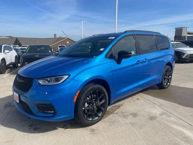 2026 Chrysler Pacifica Limited AWD's photo