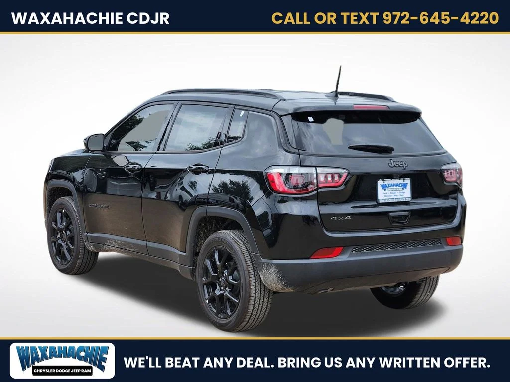 New 2026 Diamond Black Crystal Pearl-Coat Exterior Paint Jeep Latitude image 3