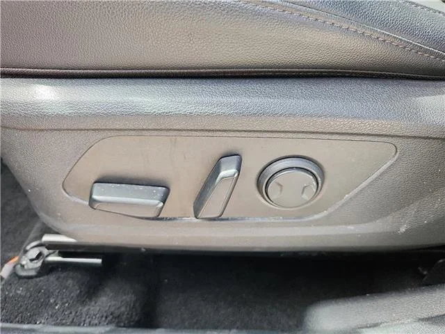 Used 2023 White KIA SX Front-Wheel Drive image 16