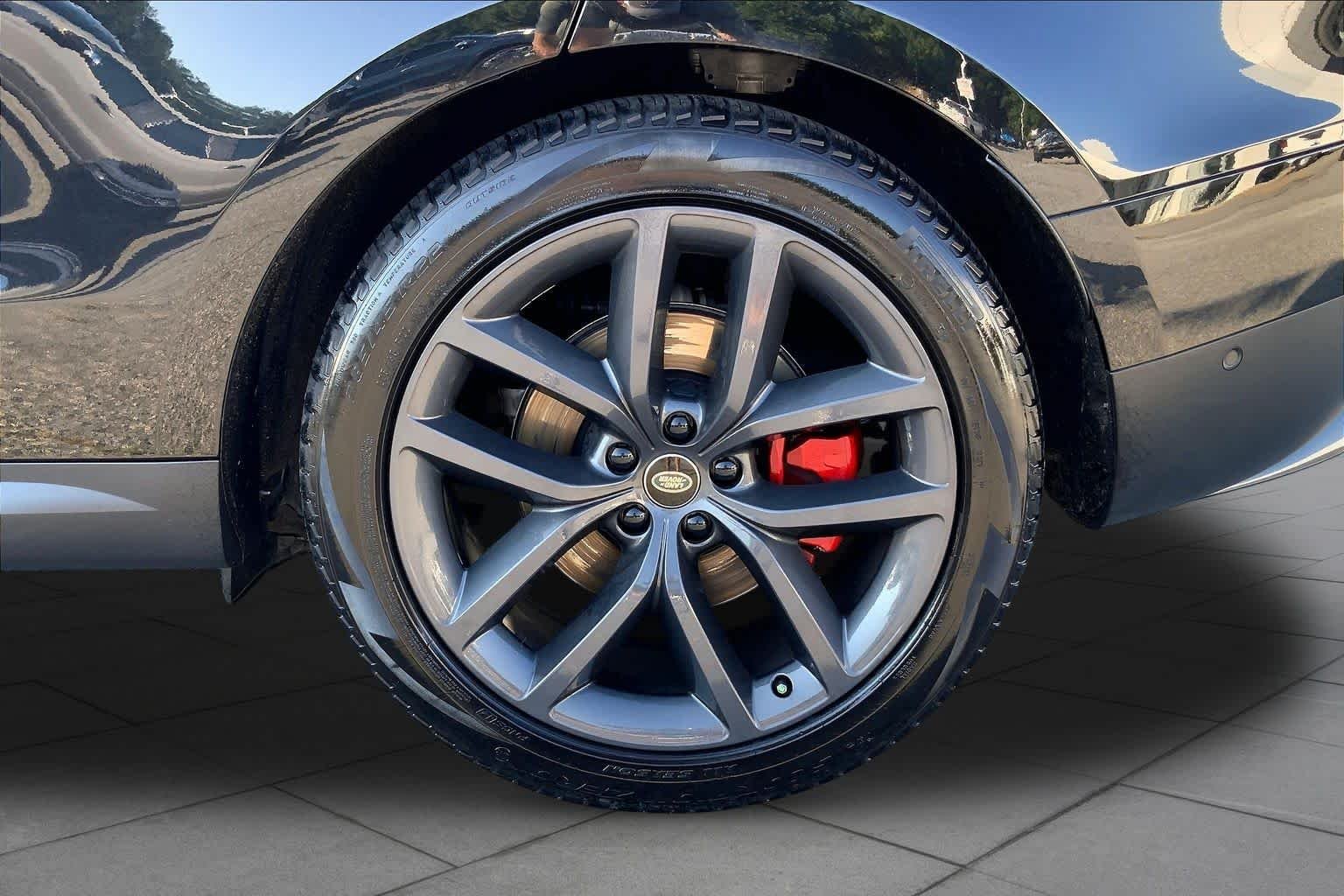 Used 2024 Santorini Black Metallic Land Rover SE image 11