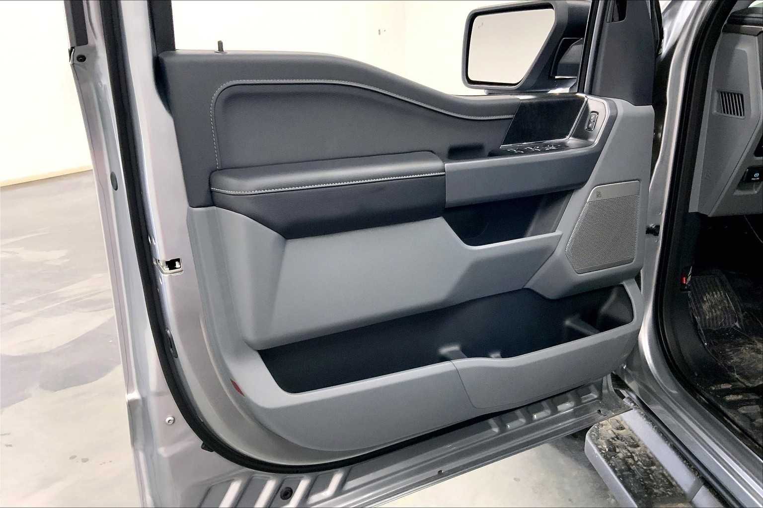 2025 Ford F-150 Lightning Flash - Photo 10