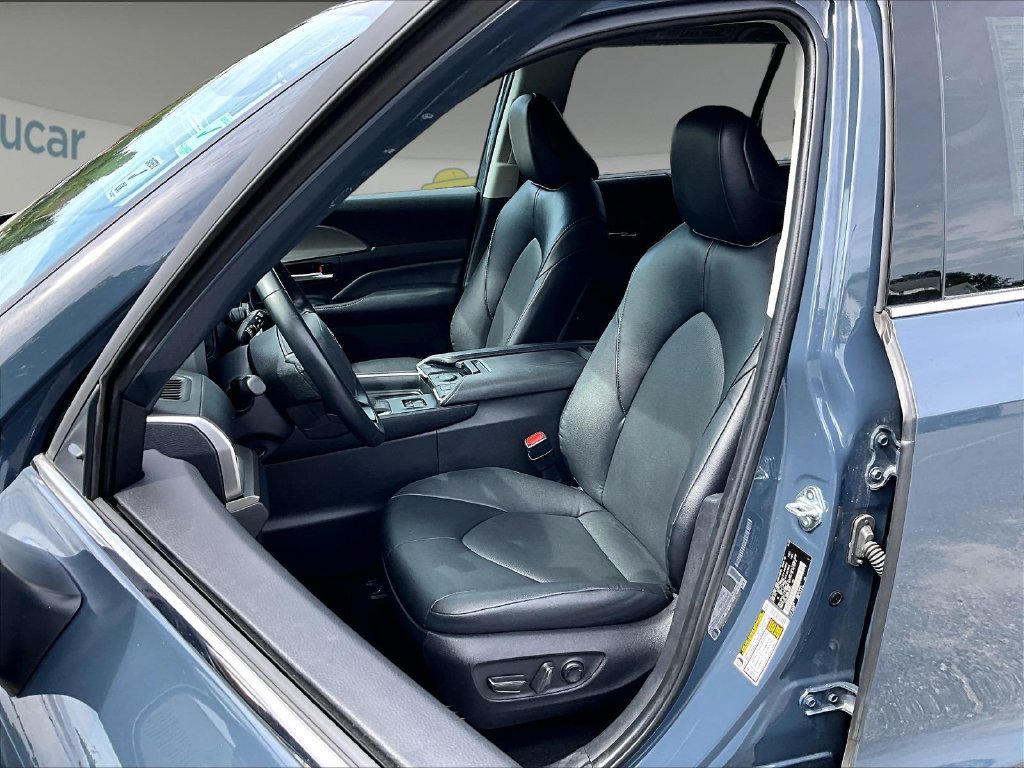 Used 2025 White Toyota XLE image 10