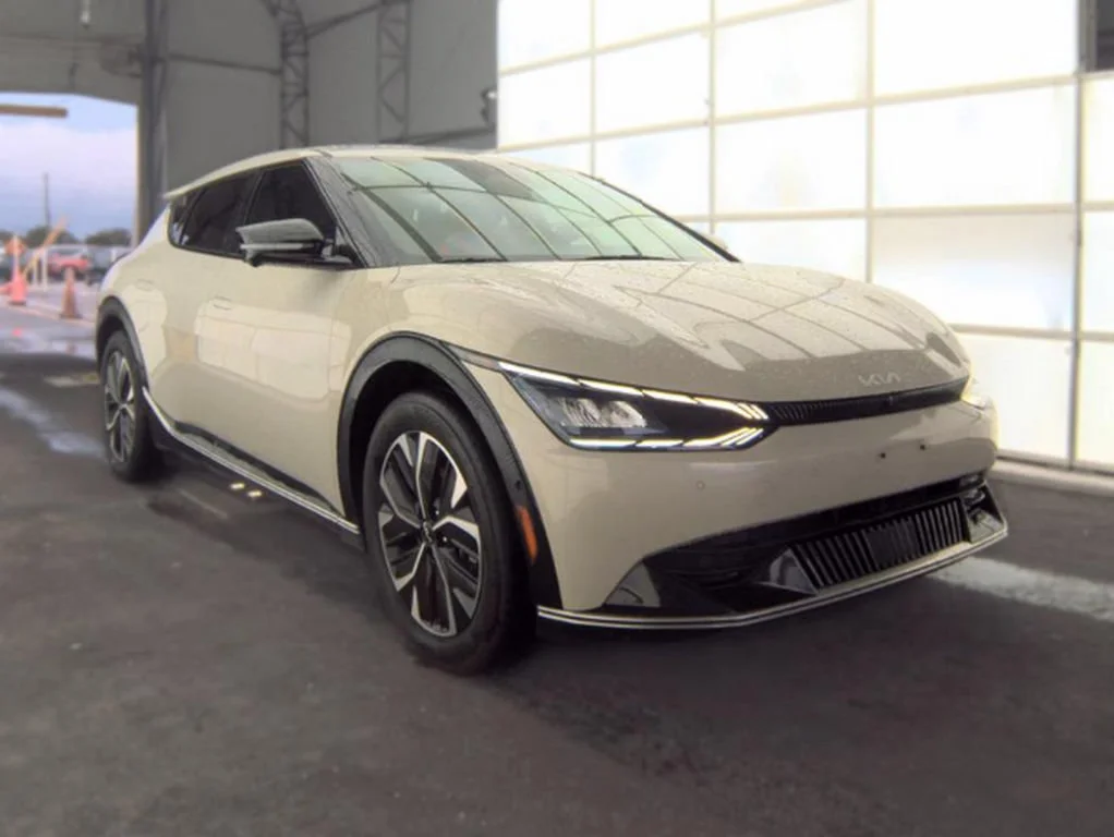 Used 2024 White Kia Wind image 4