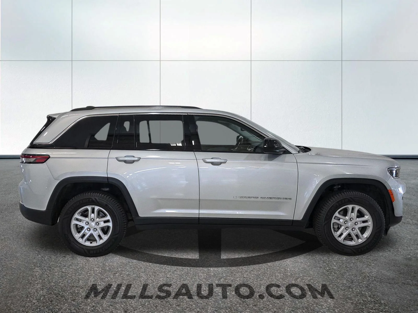Used 2023 Silver Jeep Laredo image 9