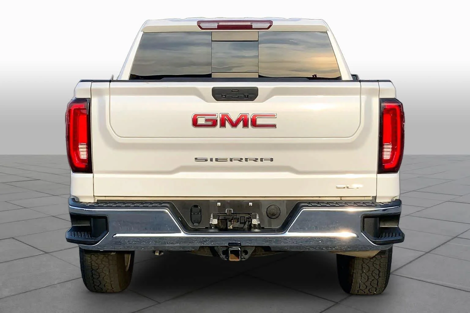 Used 2019 White Frost Tricoat GMC SLT image 5