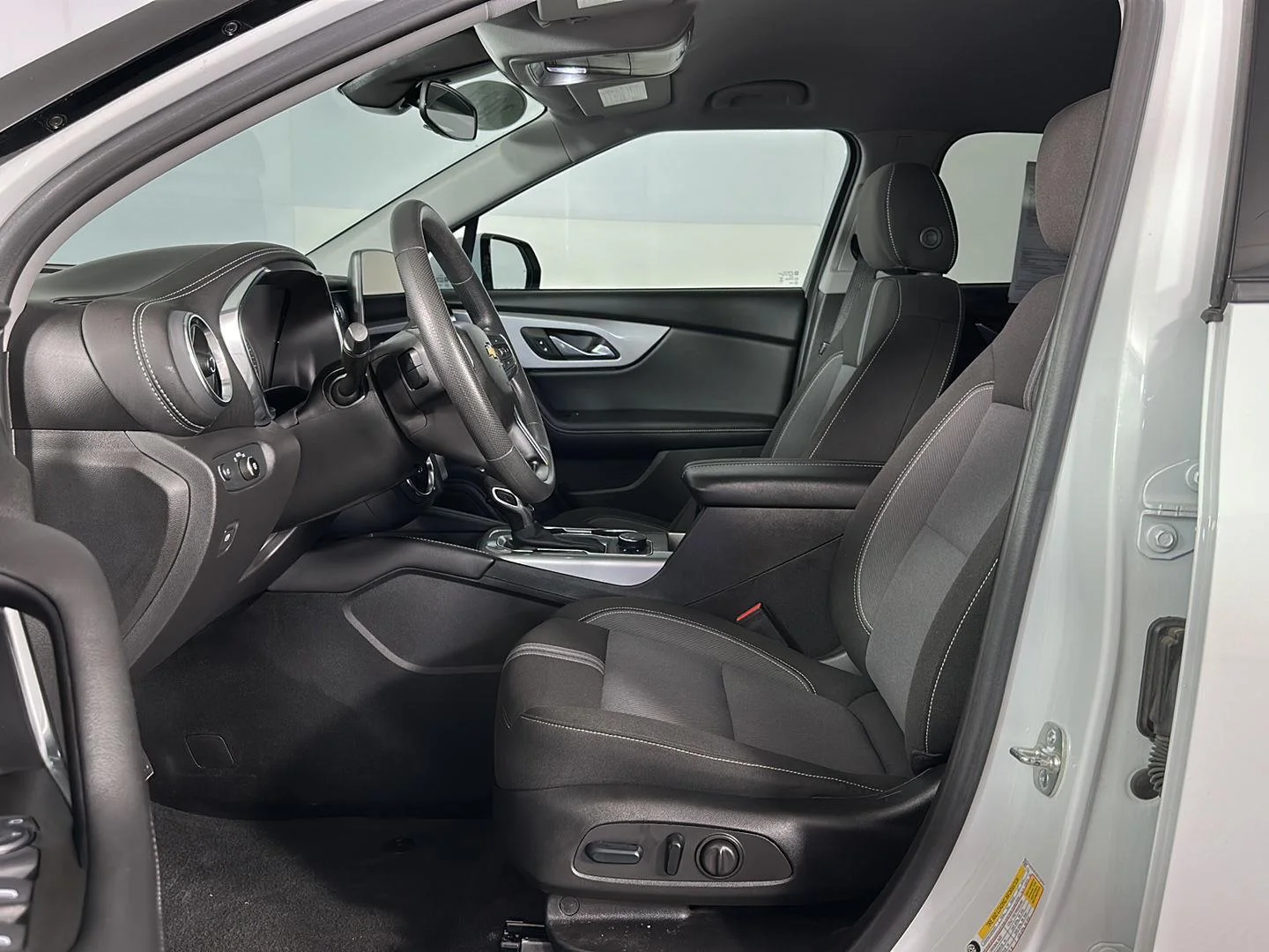 Used 2024 Summit White Chevrolet LT image 9