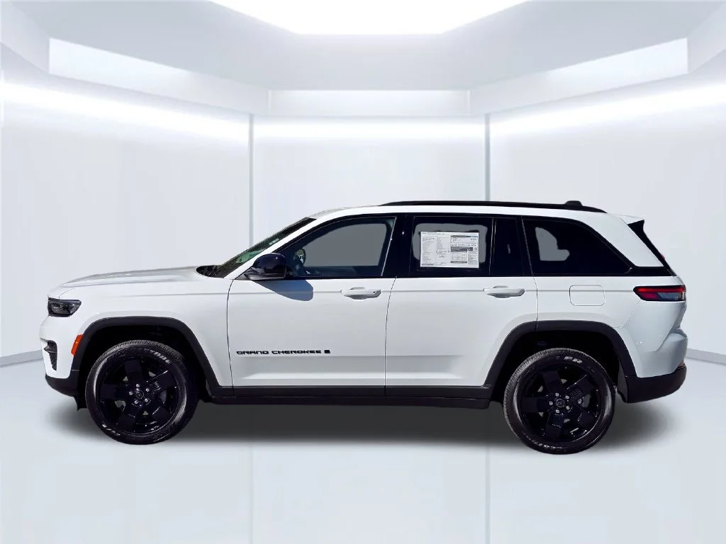 New 2027 White/off-white Jeep Laredo X image 17