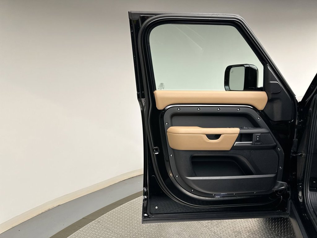 New 2026 Santorini Black Land Rover S image 9