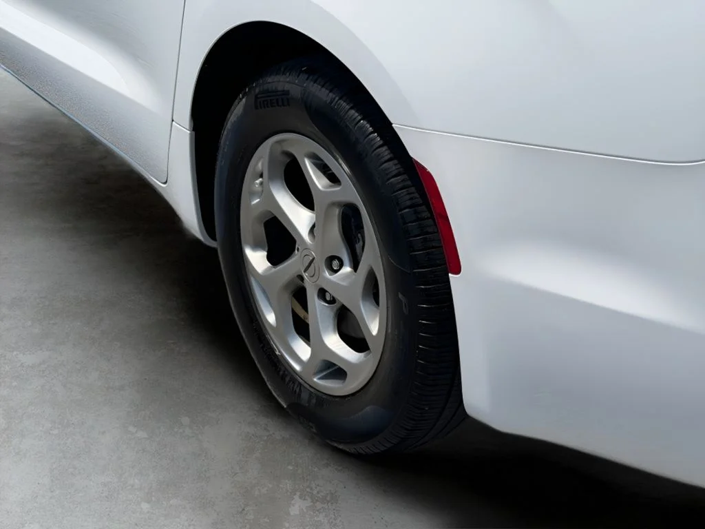 Used 2024 Bright White Clearcoat Chrysler Limited image 11