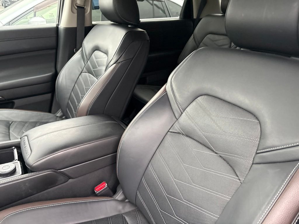 Used 2024 White Nissan Platinum image 6