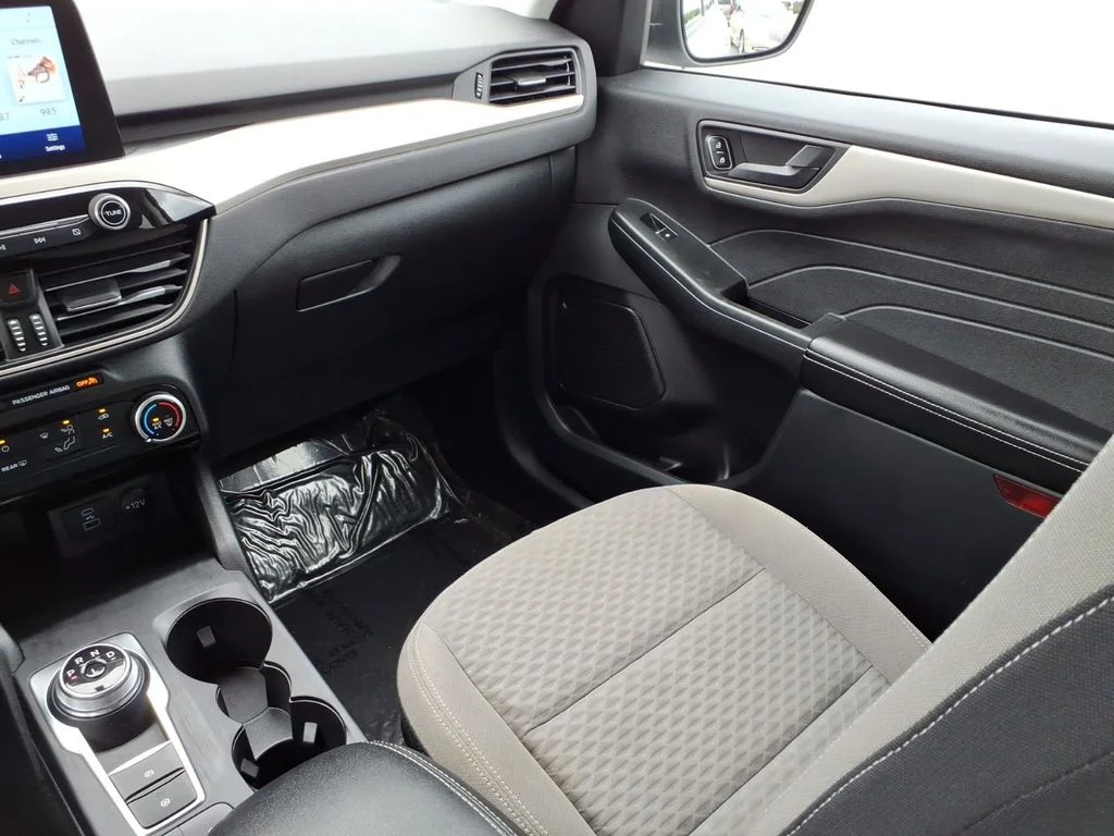 Used 2022 White Ford SE image 21